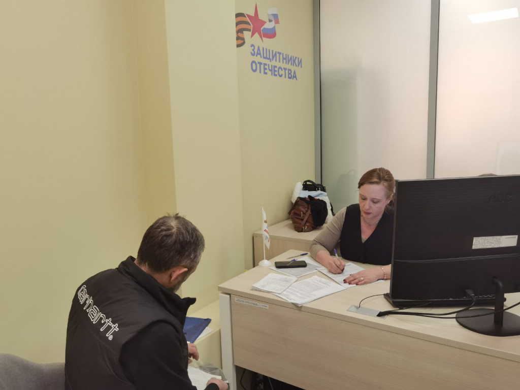       Сотрудники Государственного юридического бюро  21 марта  2025 года провели в фонде «Защитники отечества» бесплатные юридические консультации по всем интересующим правовым вопросам участников специальной военной операции, членов их семей и ветеранов боевых действий: